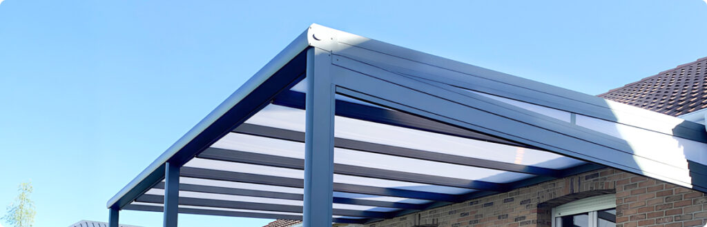 Pergola personnalisée équipée de stores latéraux et éclairage LED