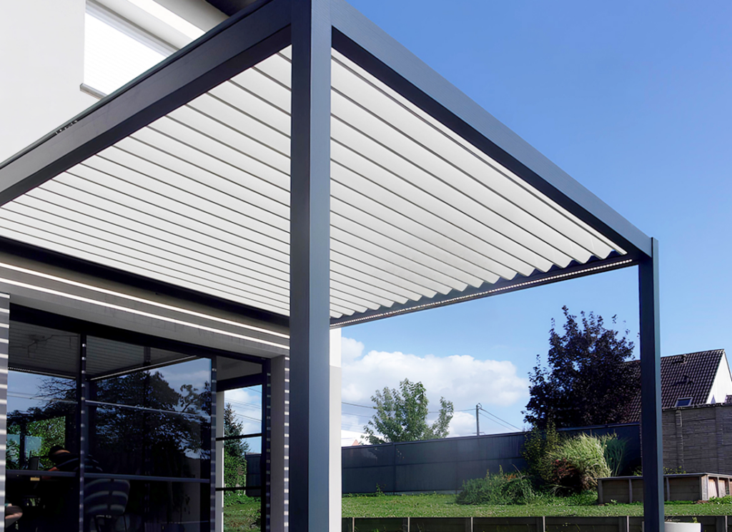 Pergola bioclimatique moderne avec lames orientables en aluminium sur une terrasse.